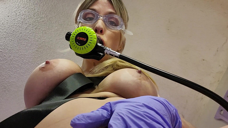 Brenna Lilac: Scuba tank masturbação parte 2