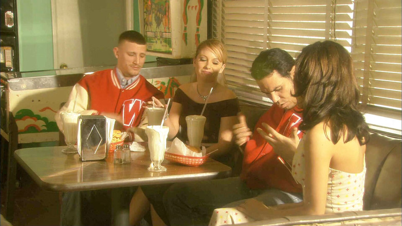 Romantic Fucks: Hete brunette verleidt een nerdy man met haar prachtige lichaam