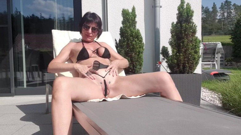 JulieEroticDress: Stříkání při opalování na veřejnosti