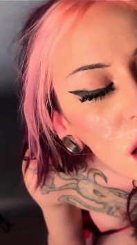 Maxxx Steele s-a potrivitat pe Tinder cu o colegă de cameră gotică sexy, așa că fute-i gâtul și ejaculează pe fața ei de curvă