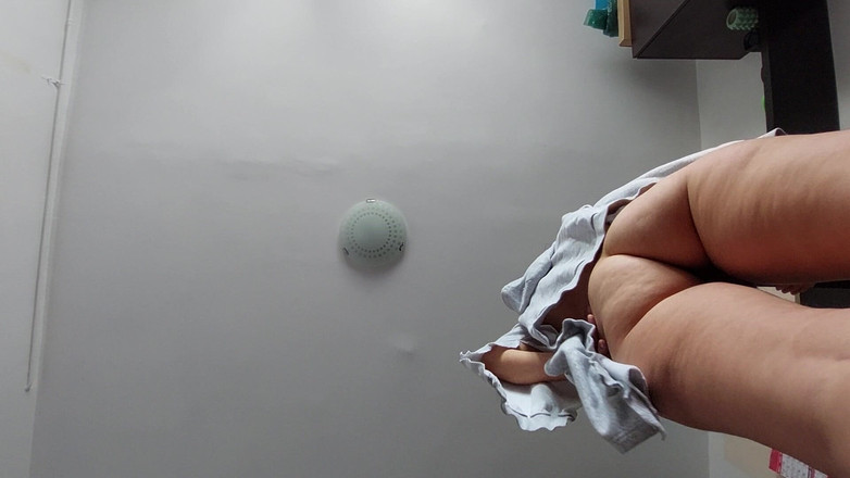 Amateur_MS: Amatérská máma dělá jógu nahá, chlupatá kundička, velký zadek, velká...