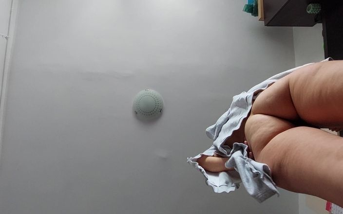 Amateur_MS: Mamma amatoriale che fa yoga nuda, figa pelosa, culo grosso,...