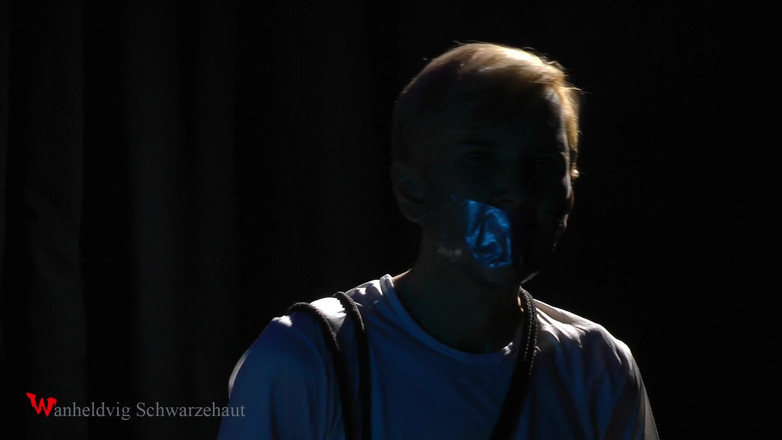 Wanheldvig: 尼基撕衣服和挠痒痒