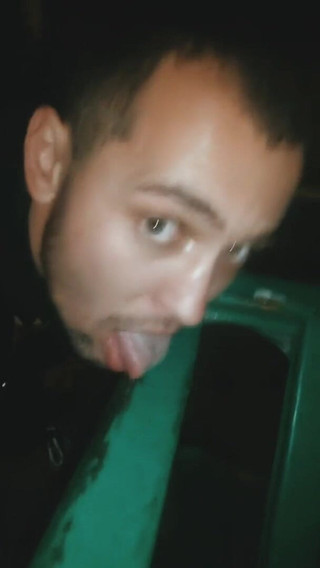 Merry Bell: Notte rischiosa passeggiata in pubblico per la città. Twink nudo...