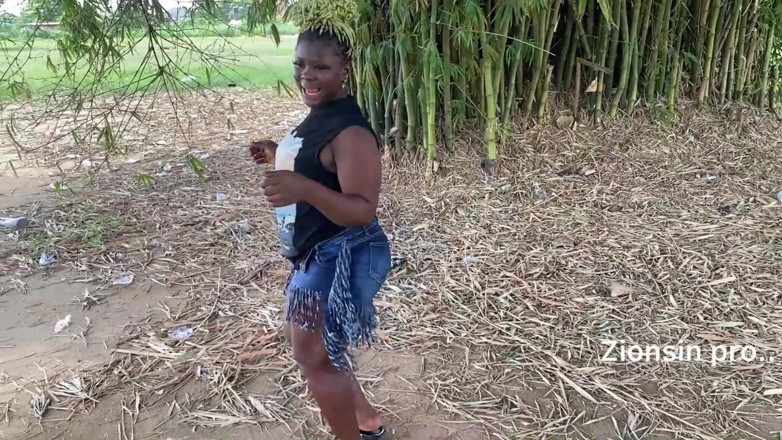 Zion: Afrikanisches Sexy Schwarzes Ebenholz-mädchen Tanzt in Der Öffentlichkeit Mit Lachen