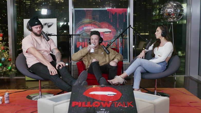 Pillow Talk: 처녀 전용 팬 스타 사라 J가 깊숙이 들어간다