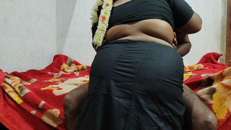 Santhi89: Une tatie indienne se fait baiser par son mari, ami...
