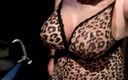 Greek cross lovers: Troia sissy greca gioca con lingerie leopardata