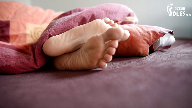 Czech Soles - foot fetish content: Mes pieds du matin pour toi