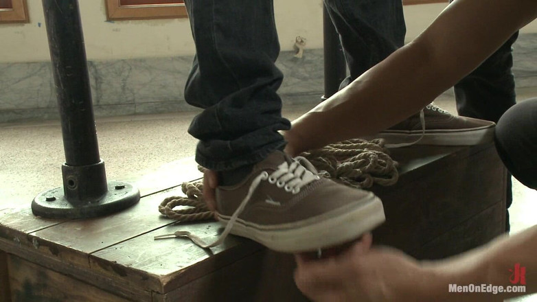 Men on Edge: Trai trẻ rậm lông nóng bỏng bị trói và đút lưỡi...