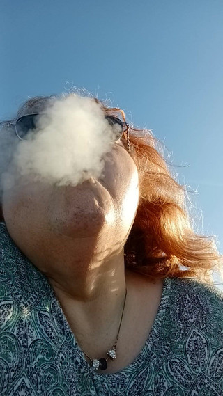 BBW nurse Vicki adventures with friends: दाढ़ी वाली महिला हवा वाले समुद्र तट पर रोशनी करने की कोशिश करती है!