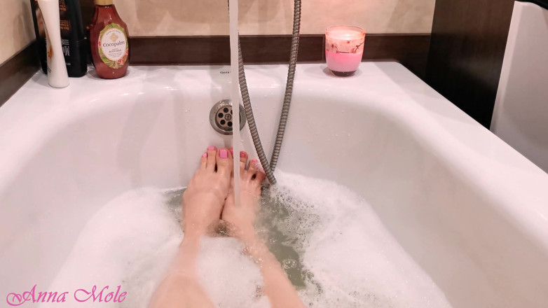 Anna Mole: I take a bath and show off my gorgeous legs.