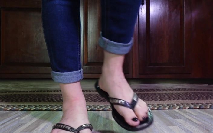 Raven Willow: Aku tahu kamu memukuli kontolmu dengan suara flipflops tua yang...