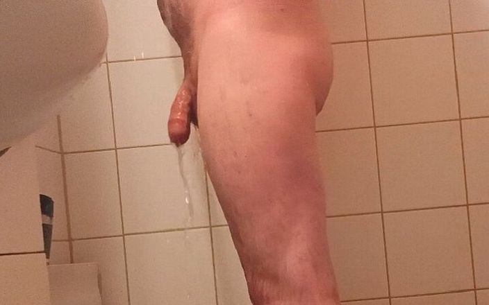 Uhri: My uncut cock In the shower
