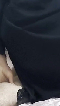 Soția împarte voal hijab arab și femei italiene