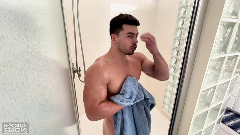 Hot Guys Fuck: Yakışıklı fit vücut geliştirmeci azgın sarışın orta yaşlı seksi kadınla...