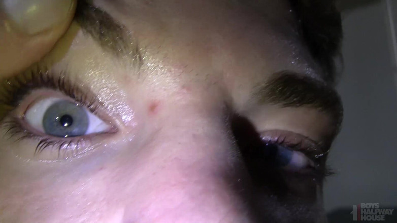 Boys half-way house: Mengongkek pantatnya tanpa kondom