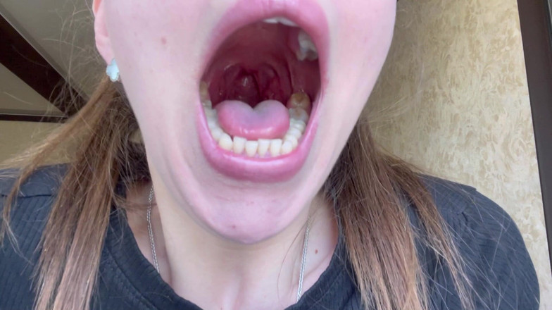 Hottie goddess: Gros plan et personnel : crachat, 00000 000000 POV magique de la gorge