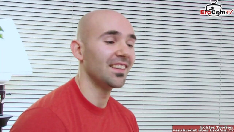 EroCom: Pěkná brunetka se sexy malými kozami chce být ošukaná v...
