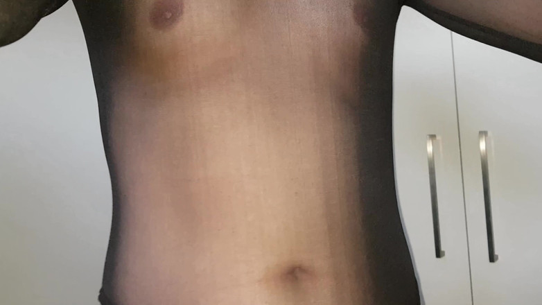 Dani Leg: Dani_leg in brauner strumpfhose, die sexy beine vorführt