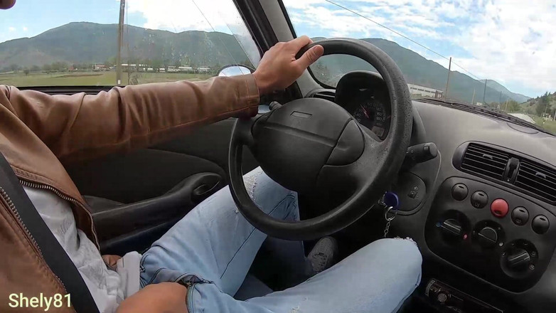 Shely81: Pria tak dikenal ini ngasih aku tumpangan di dalam mobil...