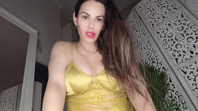 annikarain: Une géante se fait désinfecter et superséviser