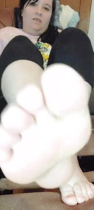 PlushyZoe: Message my tired Milf feet