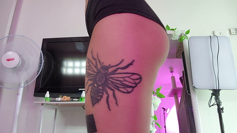 TattoedGirl666: Punggung berjus dalam seluar pendek ketat