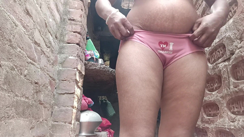 Village bhabhi sex: Shivani Bhabhi Is Enjoying Sex by Talking to Her Friend...