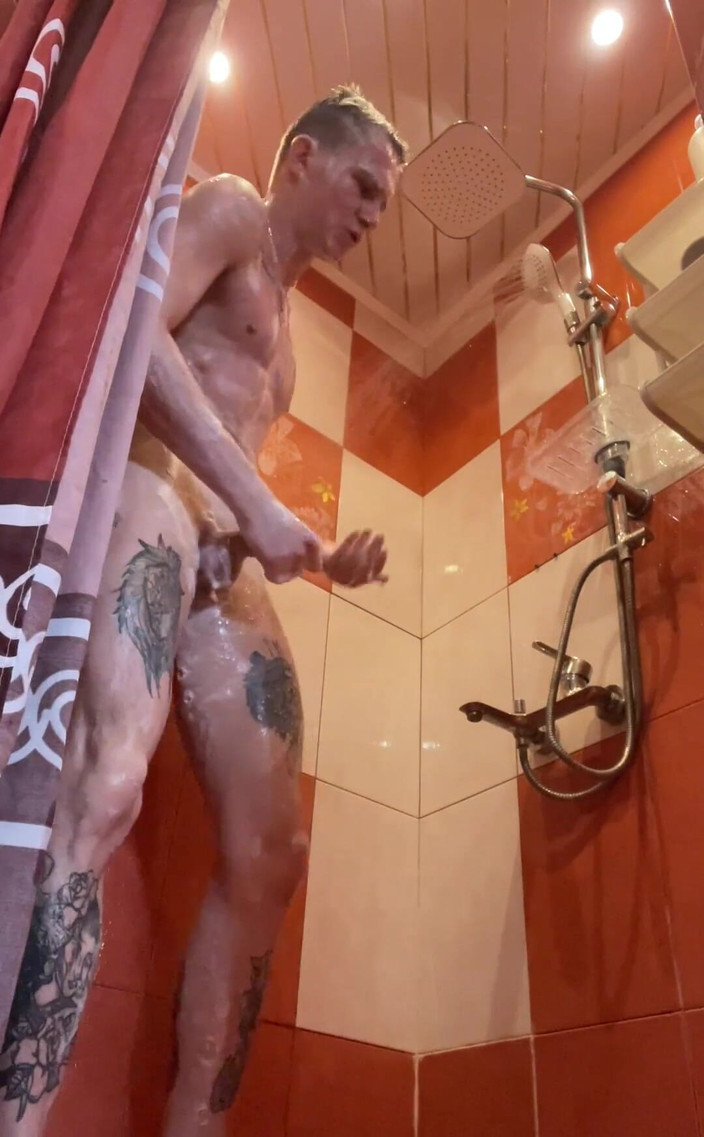 Falcon Al: Engañé un poco en el baño, lamié en la ducha