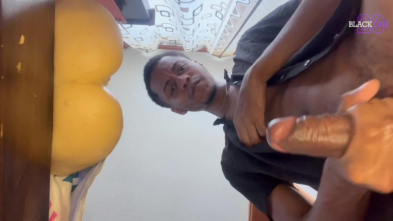 Black-2001: 爸爸用他的大鸡巴和大量的唾液操他的肉光，直到他射精