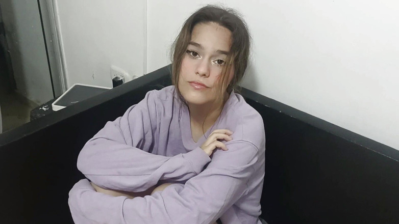 Natasxha: Můj nevlastní bratr mě šuká ve skříni v obývacím pokoji Sám