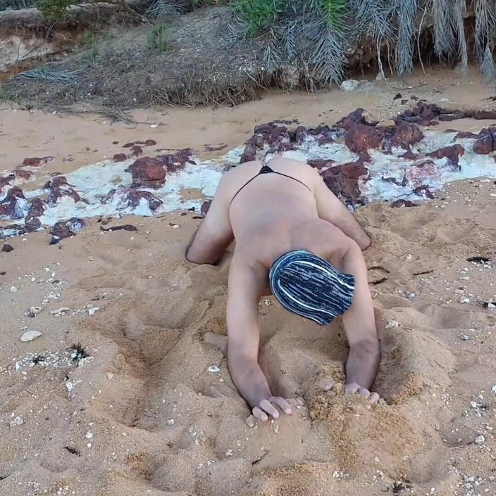 Ladysilvas: Ladysilva在海滩上穿着非常热辣的内裤，她的屁股