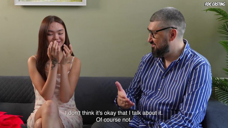 RDCCasting: 巨乳ママのオクサナ・カティシェバが小柄なアジア人ファンのキニ・キムのお尻を舐めるライブ!