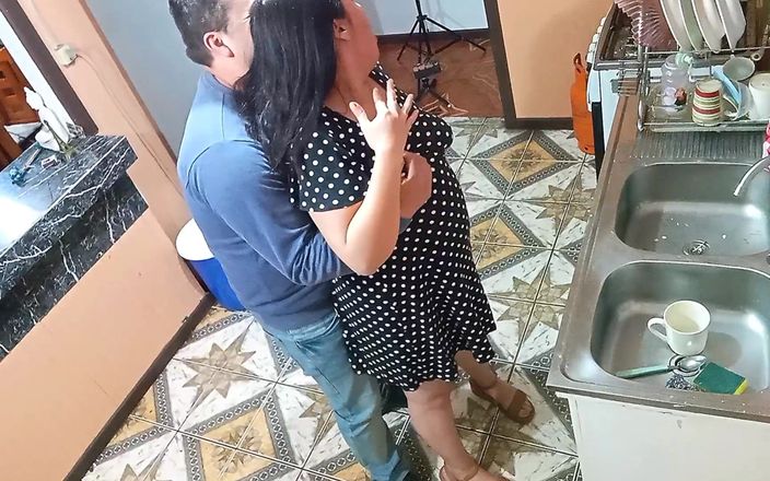 BBW Kelly Mom: 鍋とフライパンの間の性交:ホットキッチン」