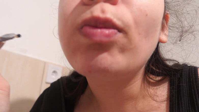 AmayaMori: Mi hermanastra giganta sopla su apestosa respiración en la boca...