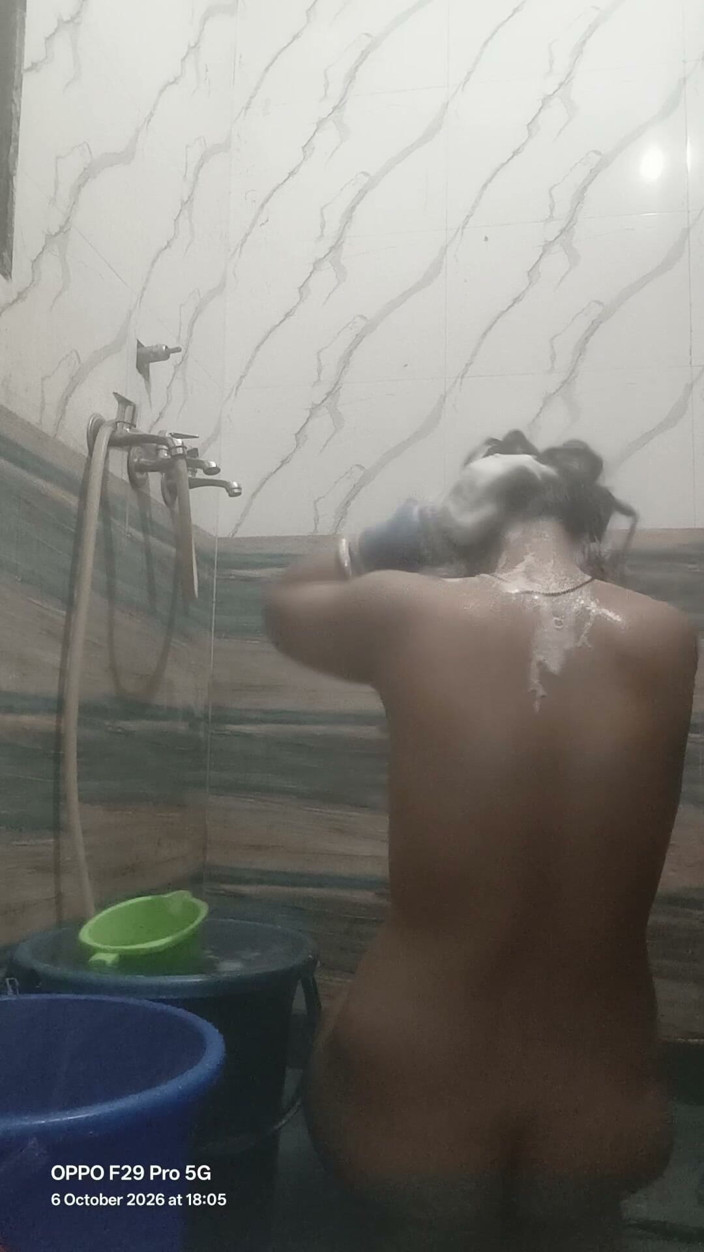 Lustybhabhi: Ateşli ev hanımı duş alıyor