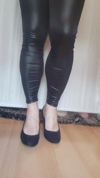 Legging en faux cuir noir et talons hauts