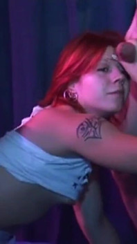 Pelirroja chorreante tocada hasta orgasmo explosivo y garganta profunda