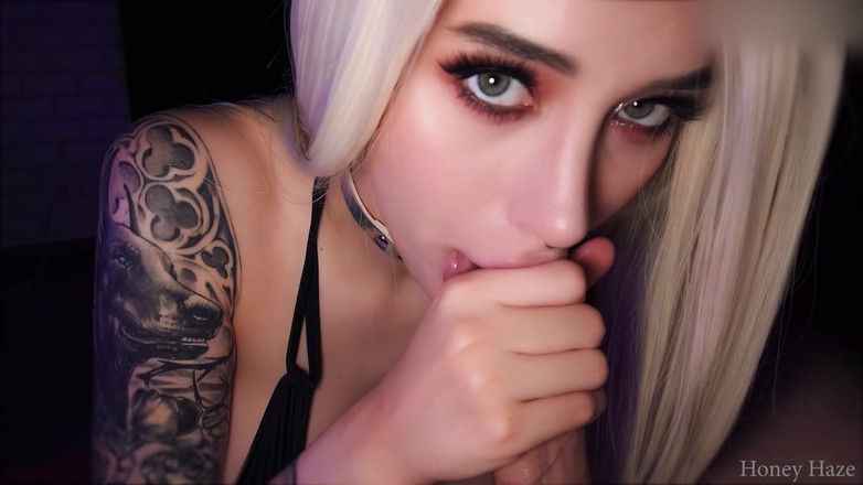 Honey Haze: Une demi-sœur fait une gorge profonde, squirte et se laisse éjaculer à...