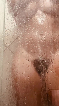 MILF filmuje się myjąc swoją owłosioną cipkę w łazience