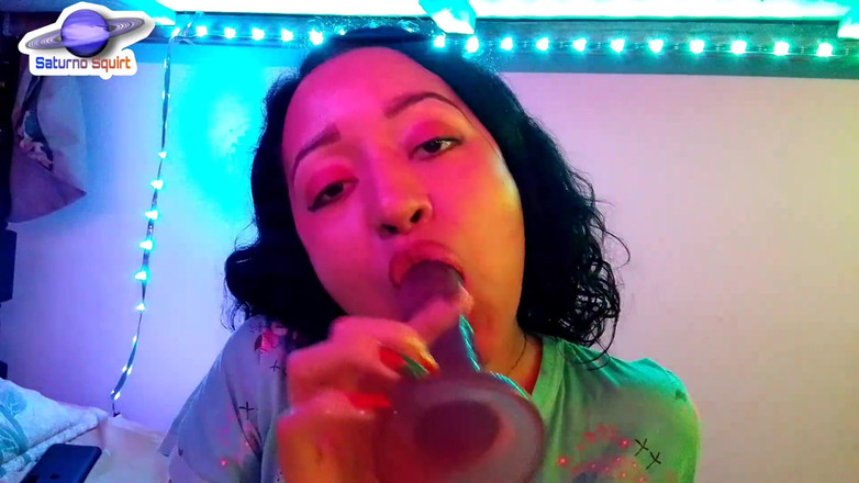 Saturno Squirt: 土星はお尻の中に指を吹き込み、クリトリスを擦り付けて興奮したディルドをしゃぶる