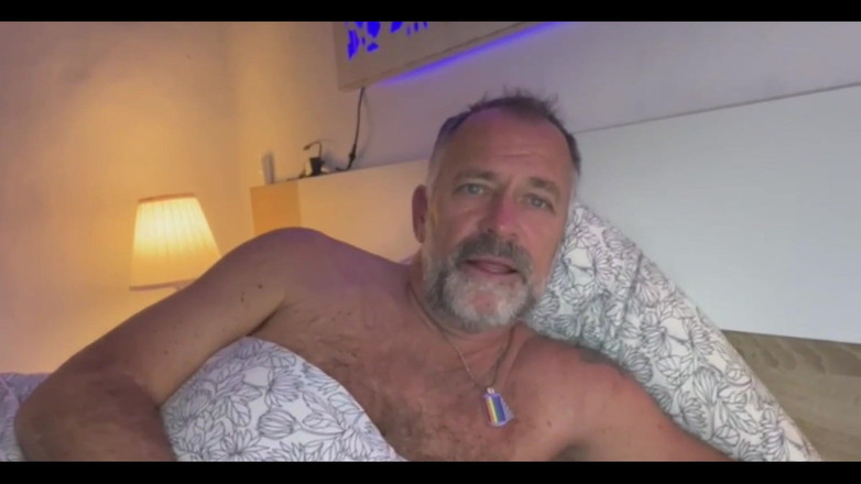 Daddybearvlc: Nevlastní otec masturbuje v živé show