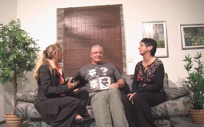 Old & Young: Blond dziwka biurowa chce jebanie w trójkącie
