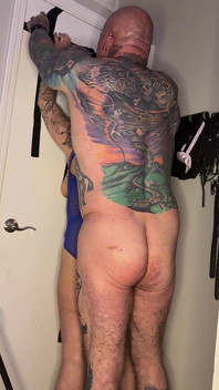 Moglie troia sottomessa con una macchina del sesso e sborrata in faccia
