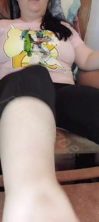 PlushyZoe: Message my tired Milf feet