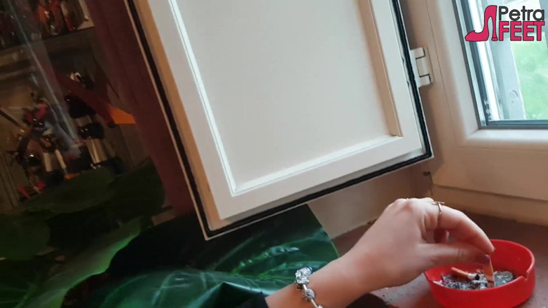 Smokin Fetish: Smoking in close up with a beautiful girl