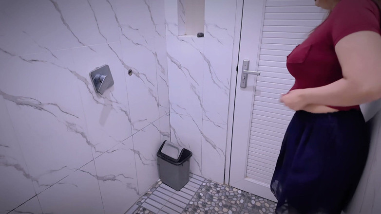 Nadalyne: Kassiererin im blauen laden gefangen, verrücktes küken in der öffentlichen toilette