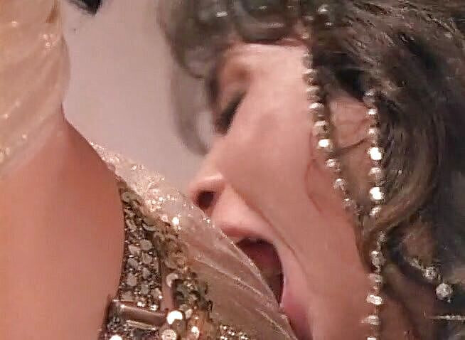 3some Bangers: 两个漂亮的熟女在她们的屁股洞里被干