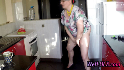 Wet Lola: Зріла жінка писяє величезним об'ємом на підлогу кухні